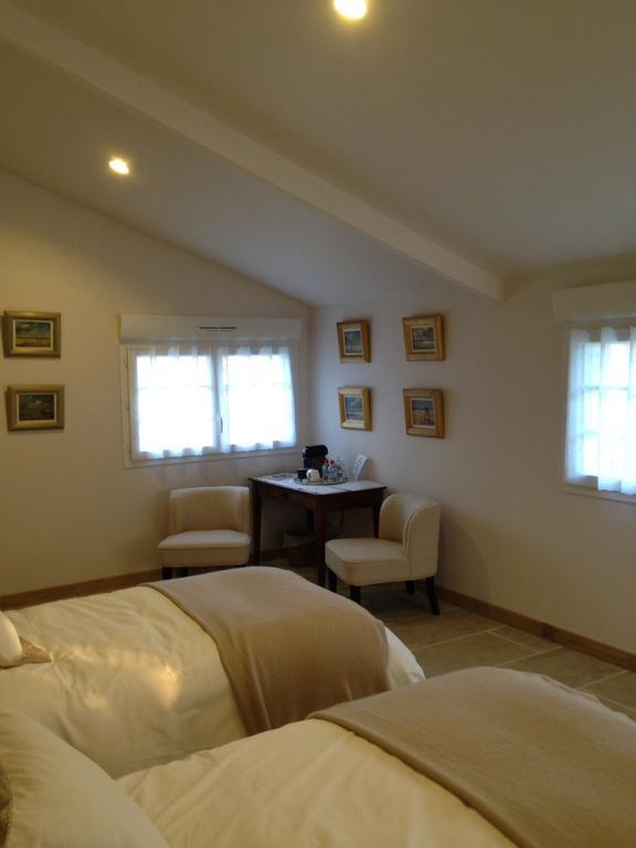 Le Manoir De La Vieille Douve Bed & Breakfast Bourg-d'Ire Phòng bức ảnh