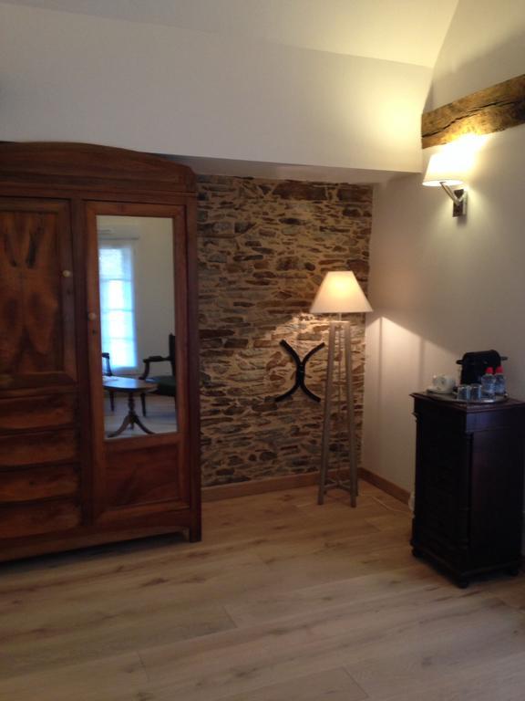 Le Manoir De La Vieille Douve Bed & Breakfast Bourg-d'Ire Phòng bức ảnh